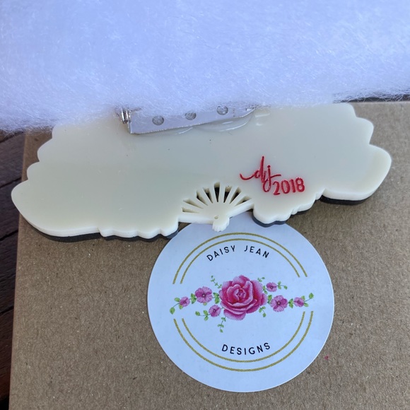 NIB ~ CUSTOM MADE ~ DAISY JEAN DESIGN BURLESQUE FAN BROOCH - Picture 3 of 4